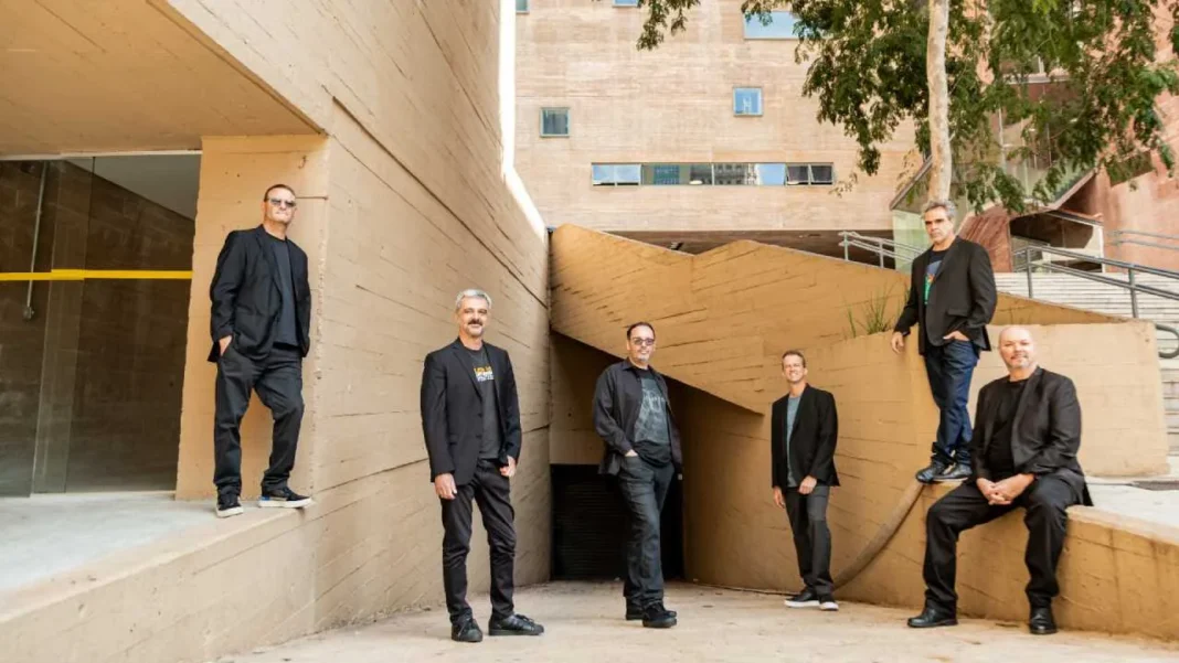 Integrantes de la agrupación Escalandrum en el escenario durante una presentación.