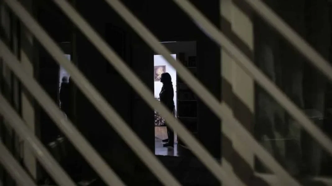 Profesionales de salud mental en reunión de trabajo analizando documentos