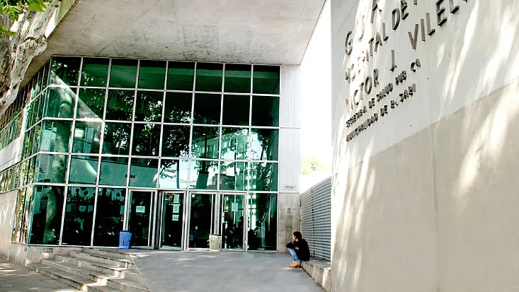 Especialistas en salud mental analizan documentos legales en una mesa de debate