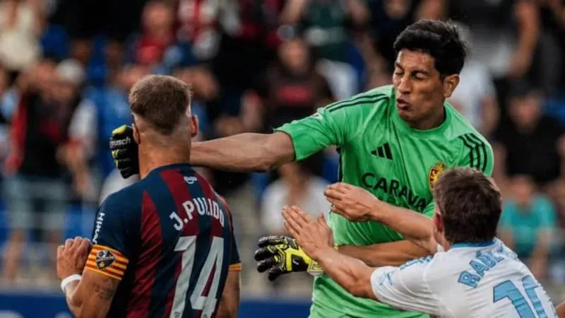 Esteban Andrada, arquero del Real Zaragoza, durante un partido de LaLiga 2