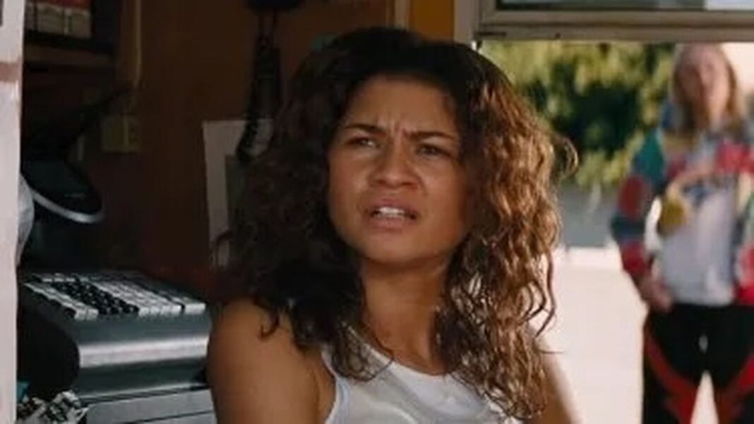 Logotipos de las plataformas de streaming Netflix, HBO Max, Amazon Prime Video y Disney+ sobre un fondo oscuro.