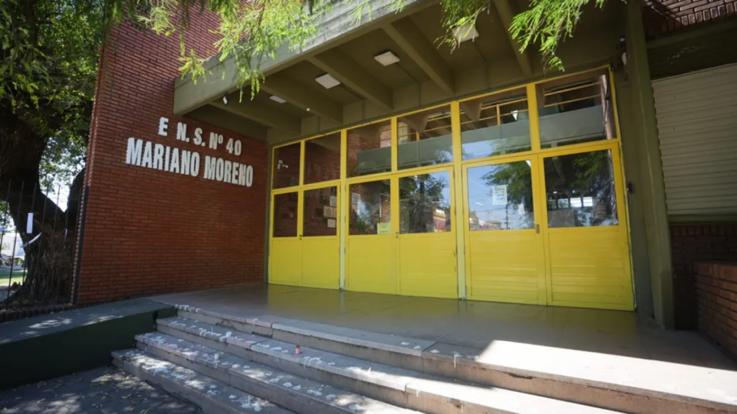 Estudiantes de la escuela Mariano Moreno de San Cristóbal sosteniendo carteles con frases de reflexión