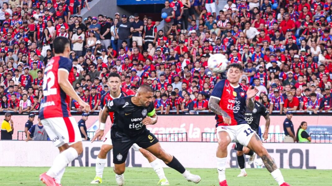 Pablo Sánchez y Ariel Holan, entrenadores de Olimpia y Cerro Porteño, respectivamente.