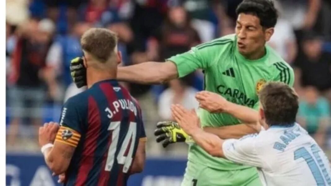 Esteban Andrada, arquero argentino ex Boca Juniors, durante un partido con Real Zaragoza
