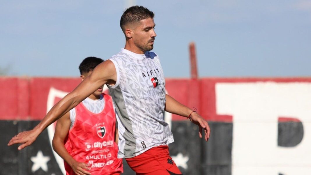 Fabián Noguera, defensor de Newell's Old Boys, durante un partido de fútbol.