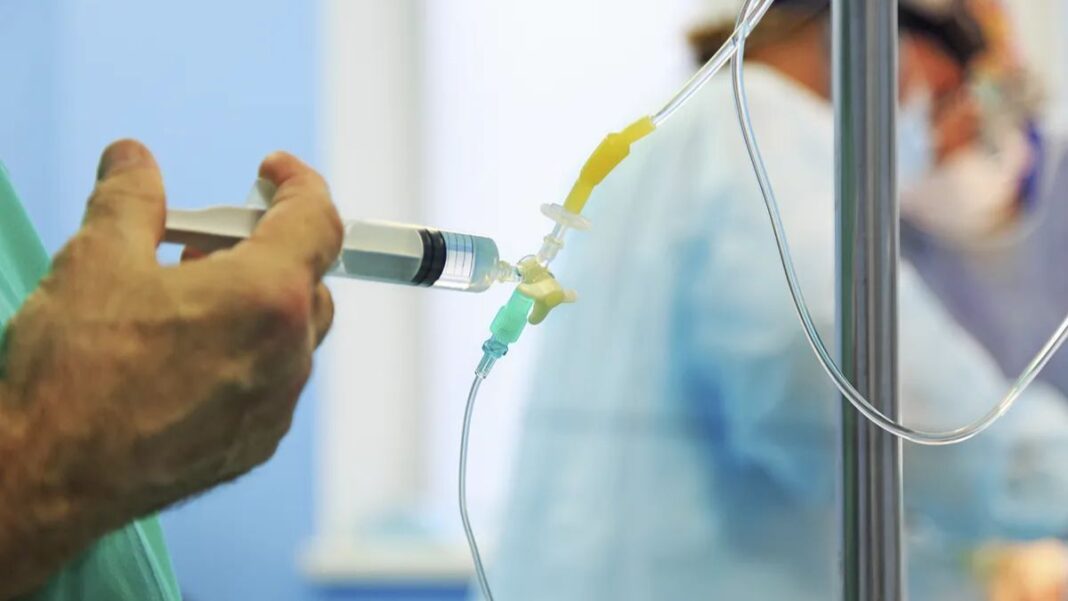 Médico anestesiólogo en conversación, representando el diálogo profesional sobre salud y controles.