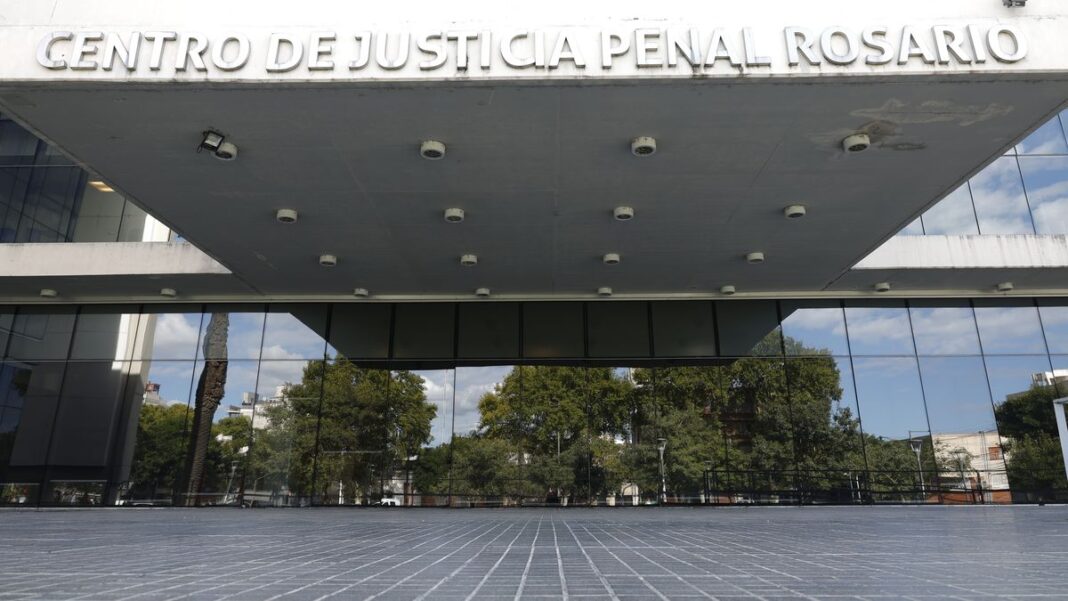 Fachada de un edificio de tribunales o una cárcel, representando el ámbito judicial y penitenciario en Santa Fe.