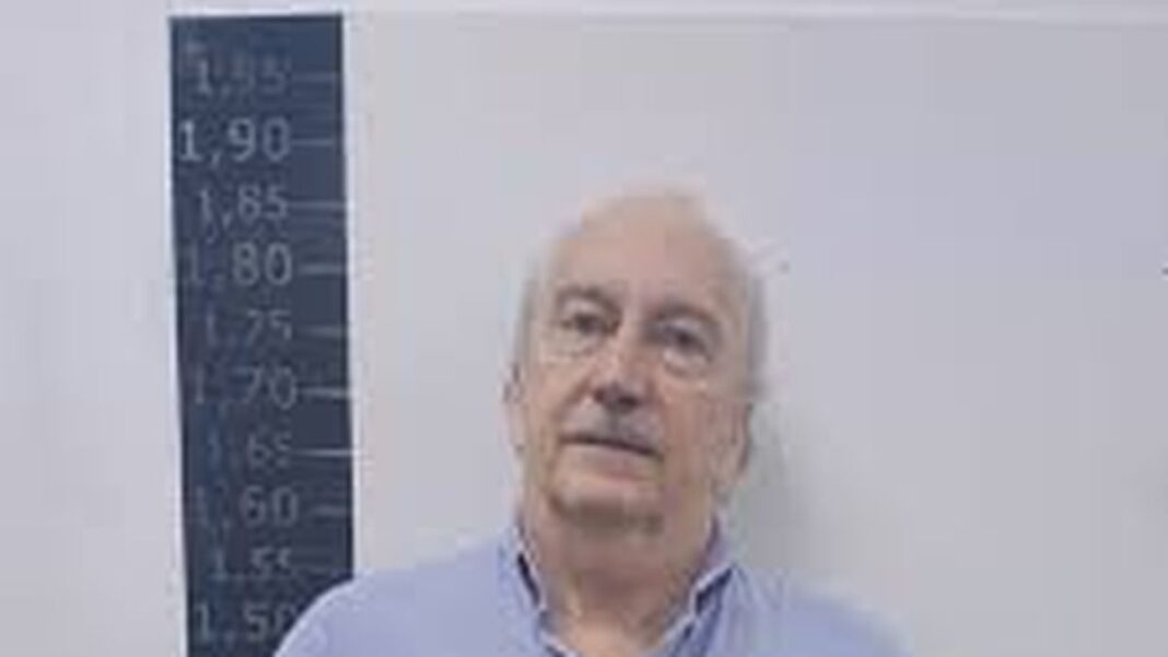 Ilustración de una balanza de justicia sobre un fondo relacionado con finanzas.