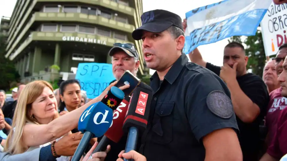 Concentración de personas frente al edificio Centinela, sede de la Gendarmería Nacional.