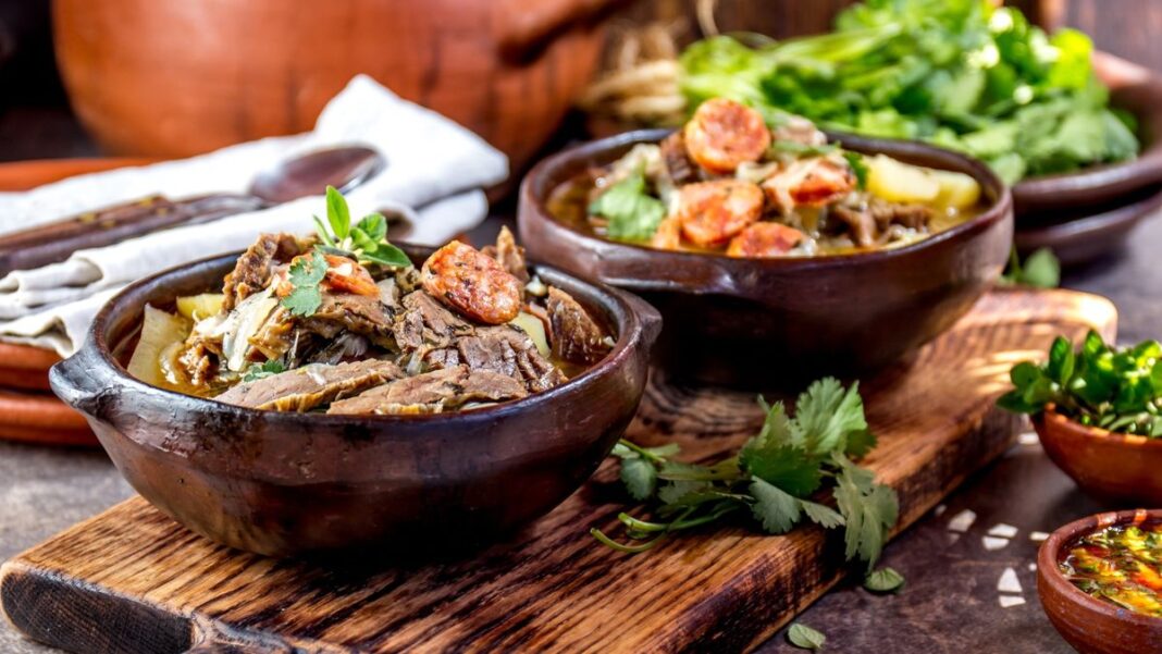 Variedad de platos tradicionales de la gastronomía chilena en una mesa