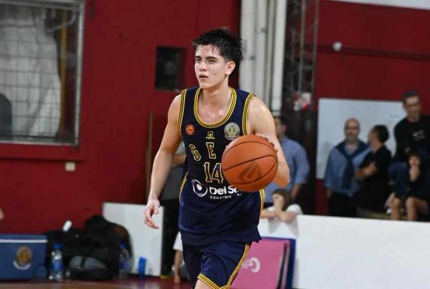 Jugadores de Gimnasia en partido de la Superliga contra El Tala