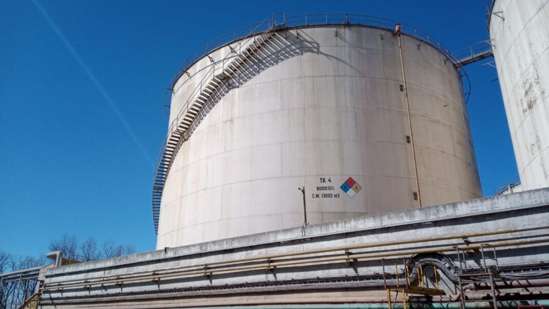 Gráfico ilustrativo de un tanque de combustible con símbolos de biodiesel y gasoil