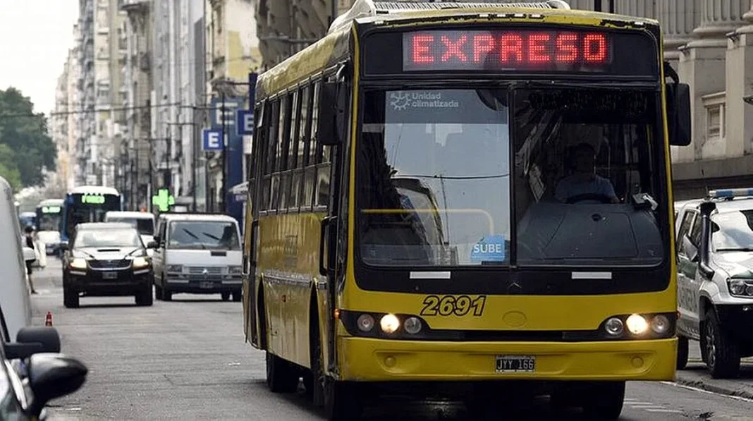 Colectivo interurbano circulando por una ruta de la provincia de Santa Fe