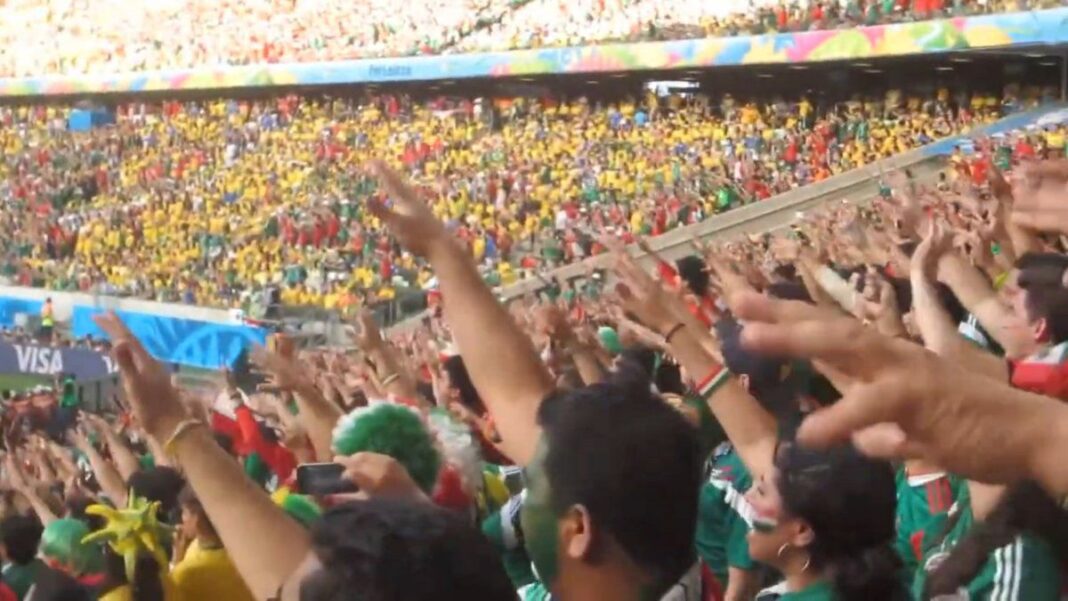 Tribunas del Estadio Azteca durante un partido de fútbol.