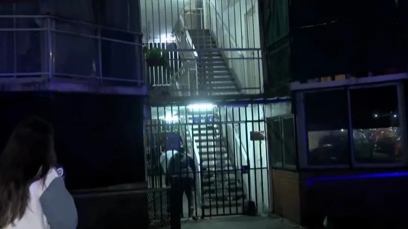 Policía científica trabajando en el ingreso de un edificio de monoblocks en zona sur de Rosario