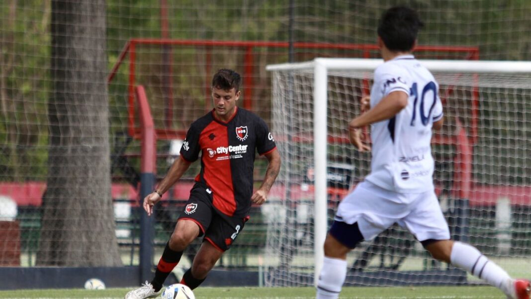 Ian Glavinovich, defensor de Newell's Old Boys, durante un entrenamiento.