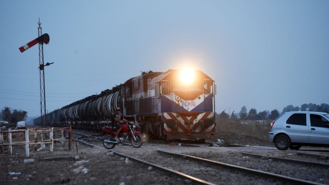 Maquinista observando las vías del tren desde la cabina de la locomotora