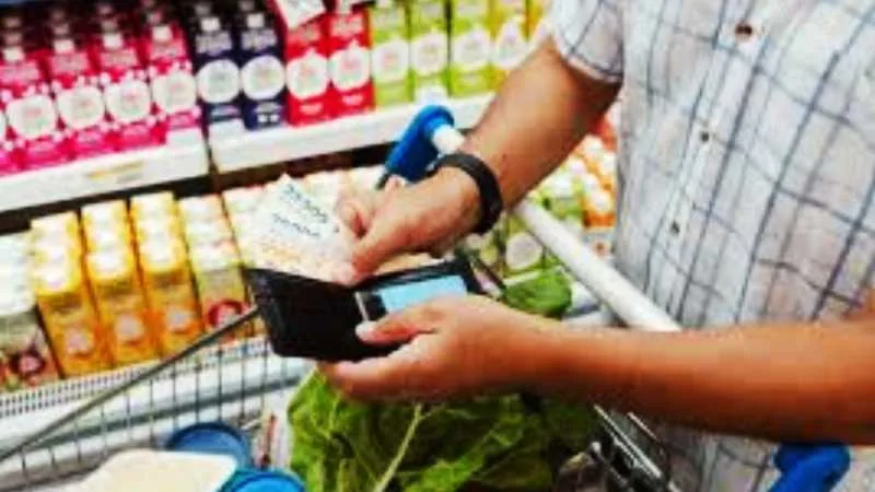 Gráfico de precios de alimentos básicos como carne, verduras y harina en un mercado.