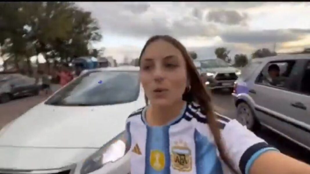 Fotografía referencial de un camión volcado en una ruta, con cajas y botellas esparcidas.