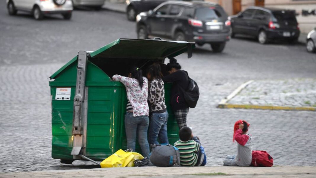 Niños en un comedor comunitario en Argentina