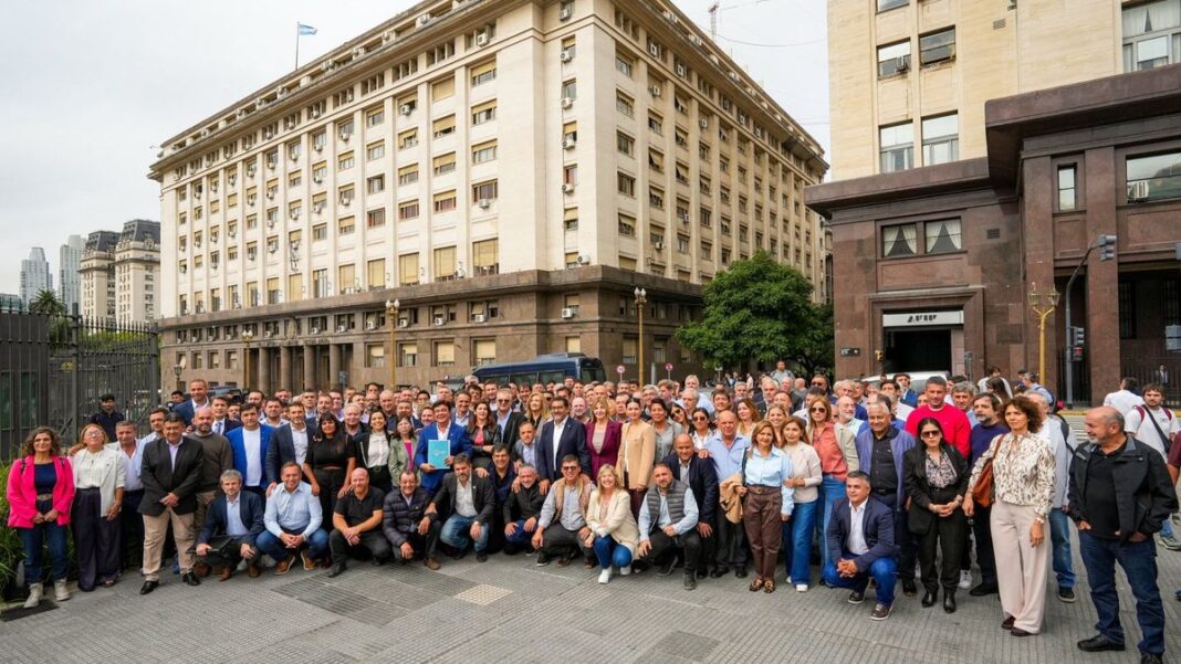 Grupo de intendentes reunidos frente al Ministerio de Economía de la Nación.