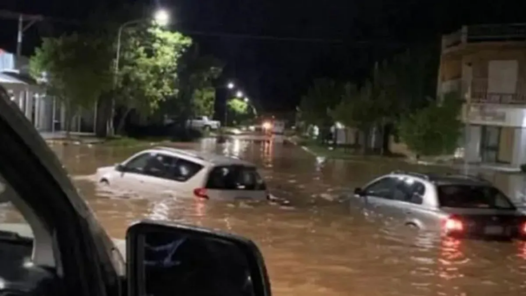 Calle anegada en localidad del norte de Santa Fe tras intensas lluvias