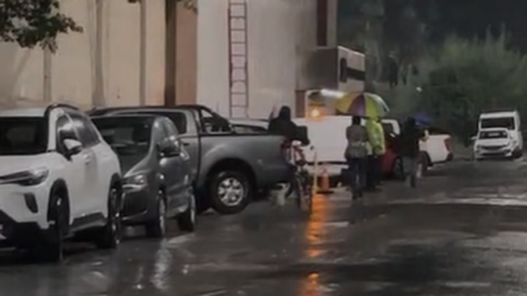 Vista del cervezoducto de Cervecería Santa Fe, un tubo que transporta cerveza sobre una calle de la ciudad.
