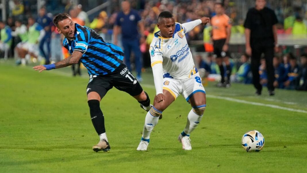 Jaminton Campaz del Club Atlético Rosario Central en acción durante el partido.