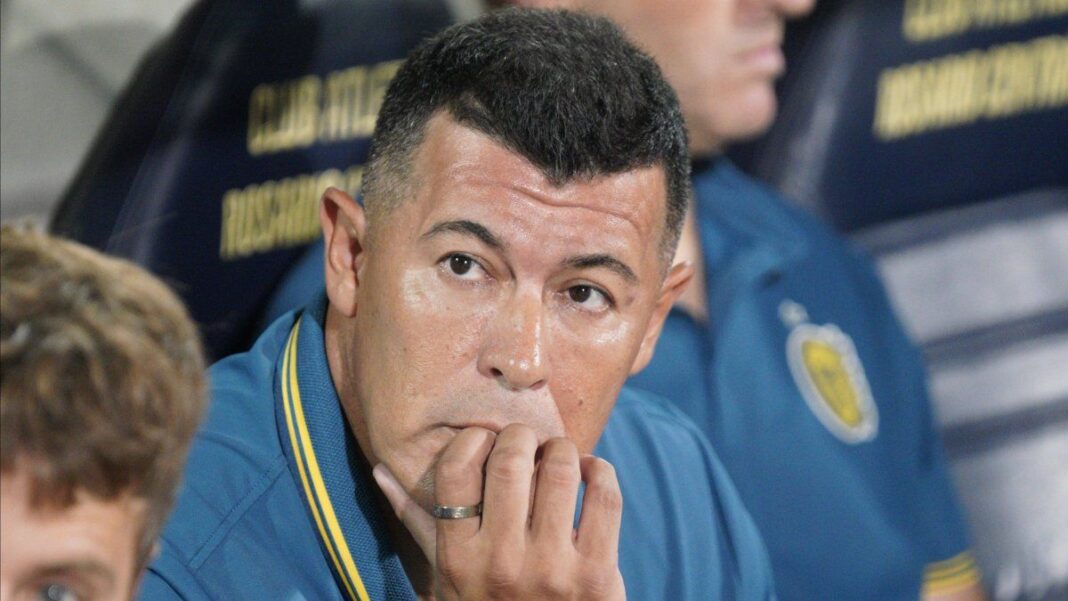 Jorge Almirón, entrenador de Central, durante el partido ante Universidad Central