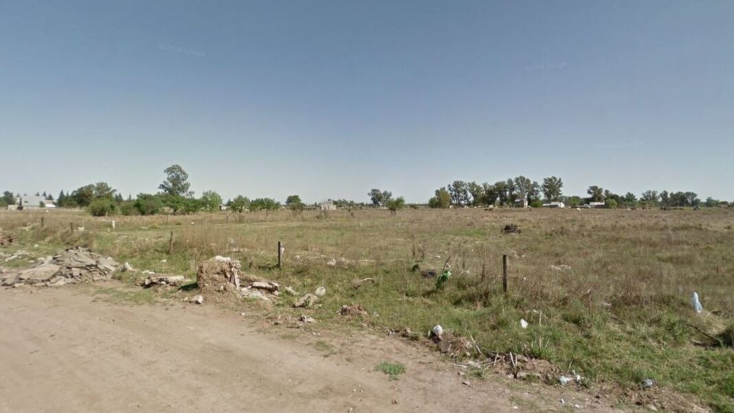 Ilustración genérica de balanza de justicia frente al mapa de la ciudad de Santa Fe