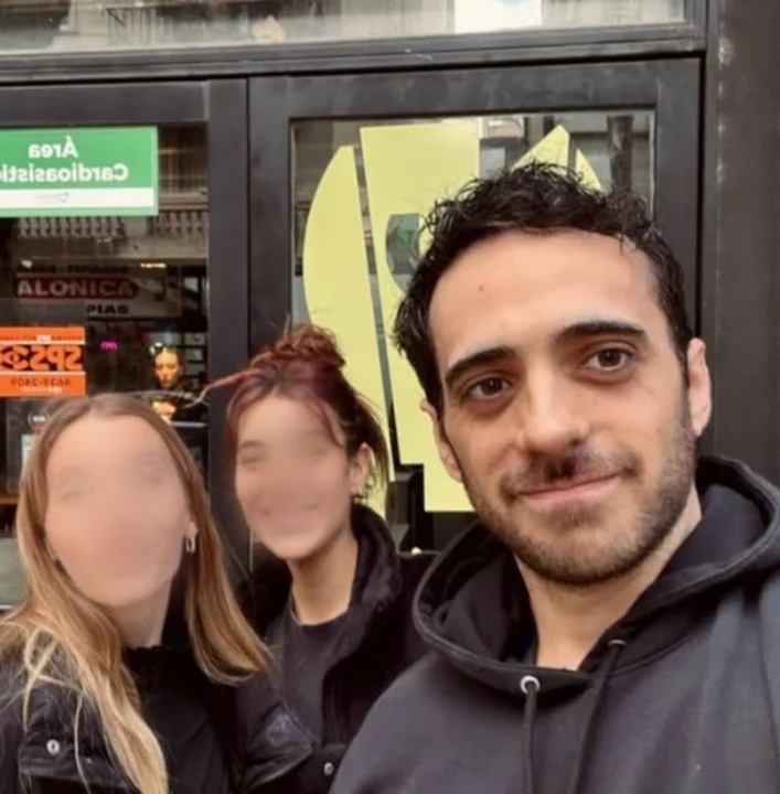 Ilustración de un teléfono celular con elementos de investigación judicial en segundo plano.