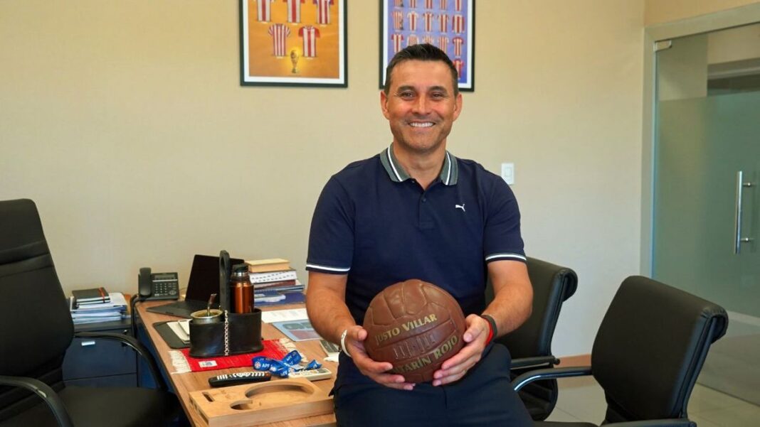 Justo Villar, exarquero de Newell's, en su oficina de la Asociación Paraguaya de Fútbol.