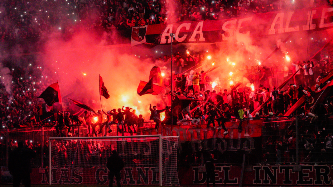 Hinchada de Newell's Old Boys en el estadio Marcelo Bielsa con banderas rojinegras