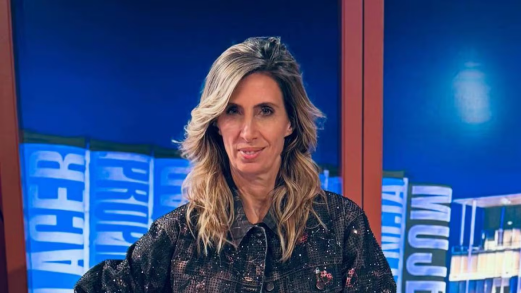 Luciana Geuna, periodista rosarina, hablando en su programa