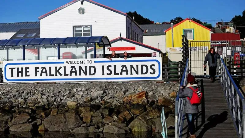 Mapa de las islas Malvinas con banderas del Reino Unido y Argentina