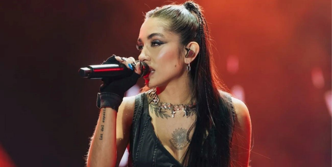 María Becerra cantando Yo soy sabalero en una entrevista en Nueva York