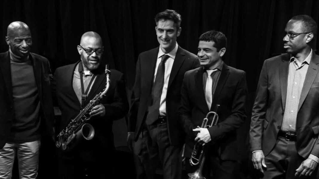 Mariano Loiácono con su trompeta en el escenario