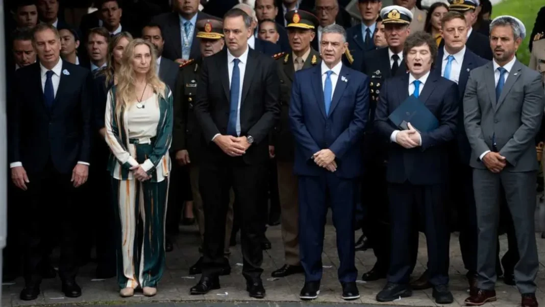 Acto oficial por los caídos en la Guerra de Malvinas en Plaza San Martín, Retiro.