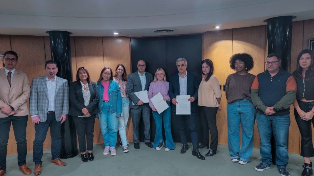 Jóvenes estudiantes con tarjetas del Banco Municipal de Rosario