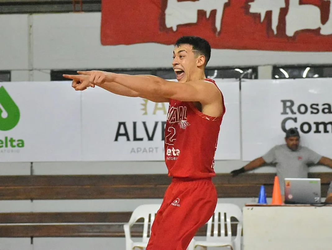 Matías Acosta, jugador de Provincial de Rosario, en partido de básquet.