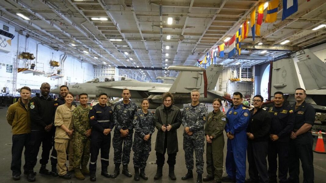 Presidente Javier Milei en la cubierta del portaaviones USS Nimitz en Mar del Plata