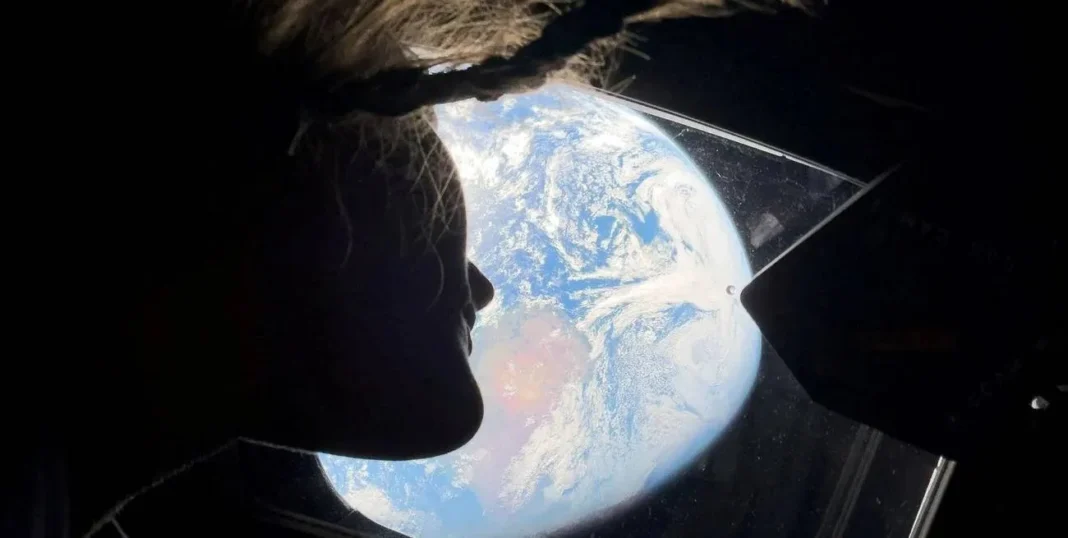 Ilustración de la nave Orion de la misión Artemis II orbitando la Luna.