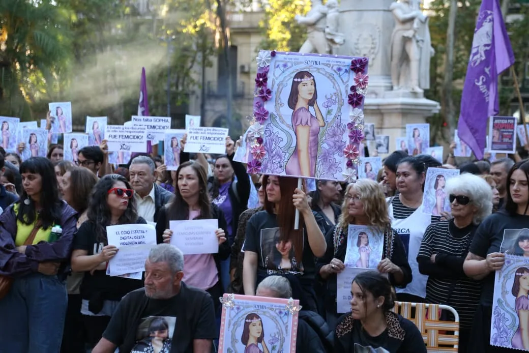 Concentración en Plaza 25 de Mayo para pedir justicia por el femicidio de Sophia Civarelli