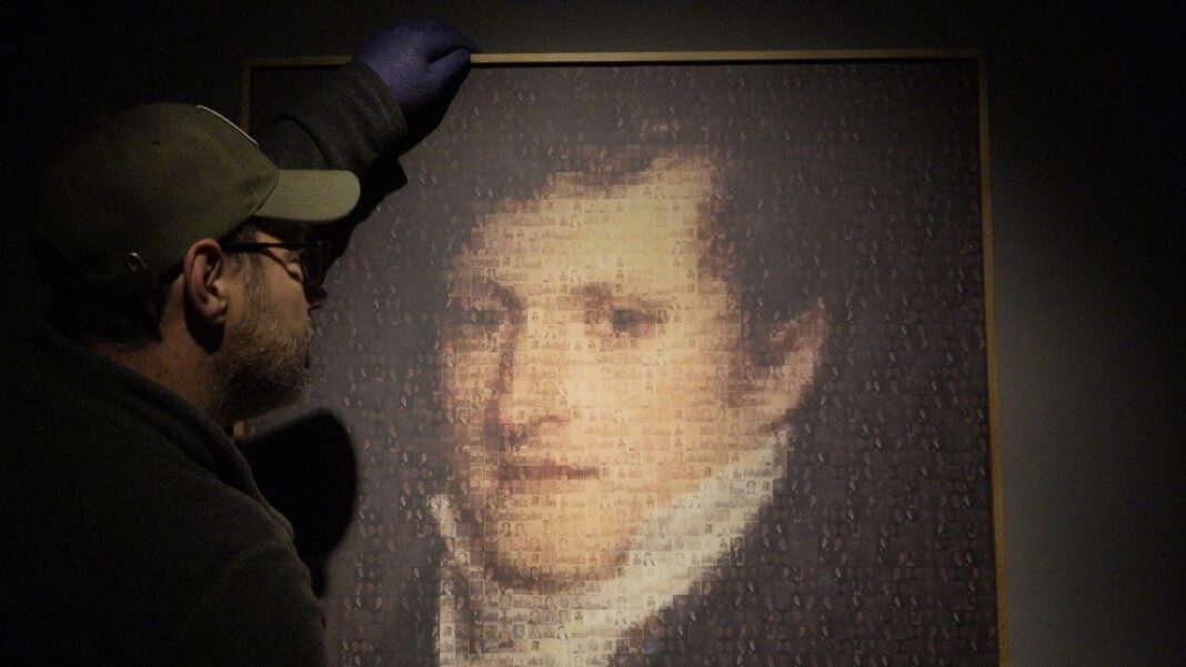 Visitantes recorriendo la exposición 