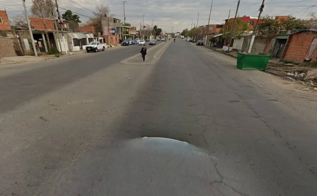 Efectivos policiales en la intersección de 27 de Febrero y Lima tras el ataque a balazos