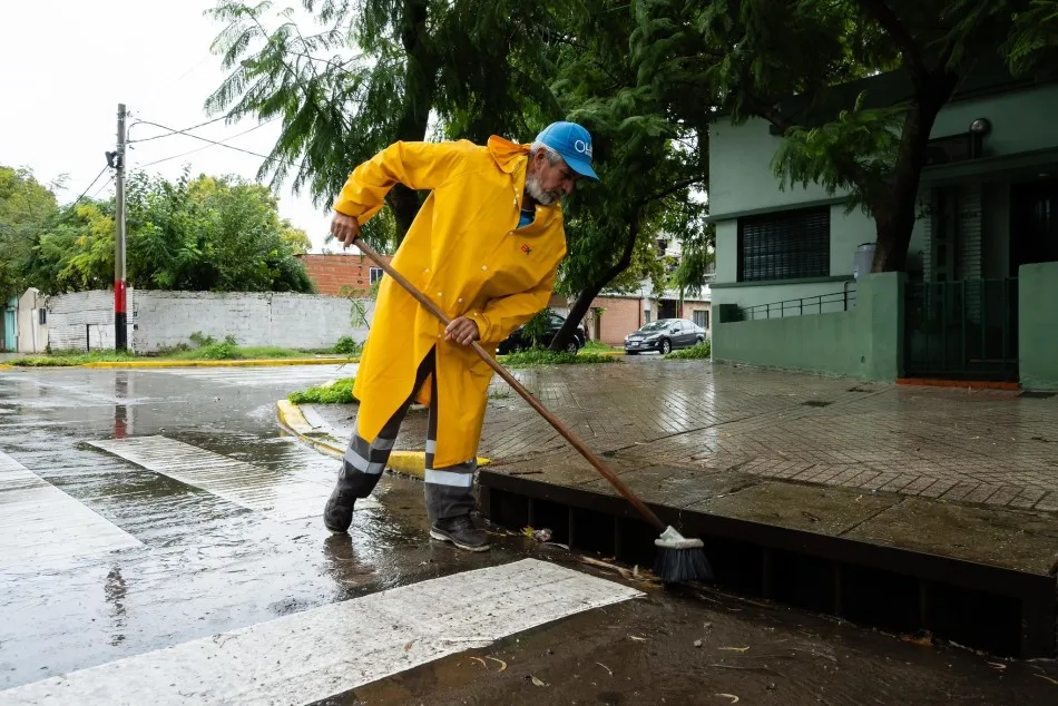 Personal municipal realizando tareas de limpieza en una calle de Rosario