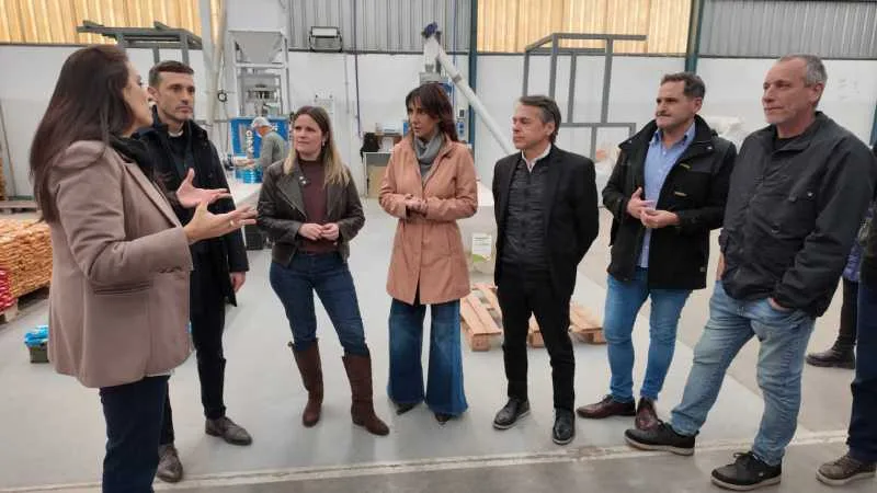 Natalia de la Sota en Rosario junto a dirigentes del peronismo santafesino