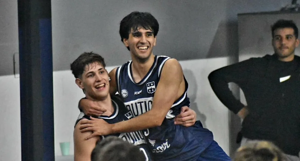 Jugadores de Náutico y Central en acción durante el partido de la Liga Federal de básquetbol.