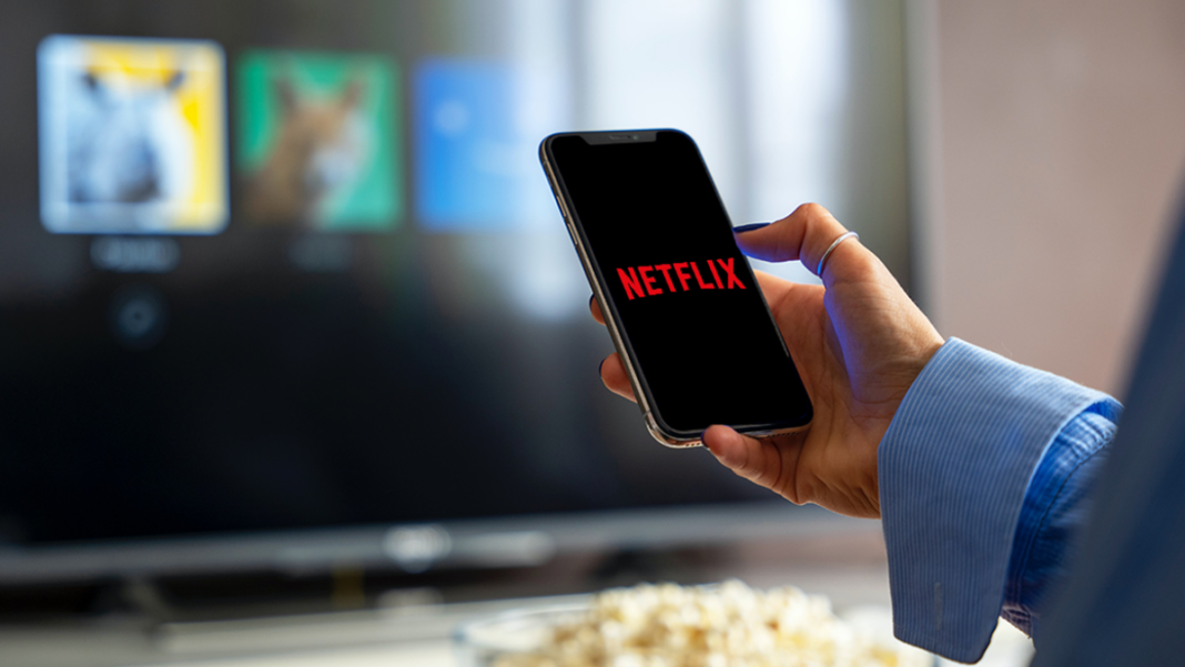Aplicación de Netflix en un teléfono móvil y un televisor inteligente