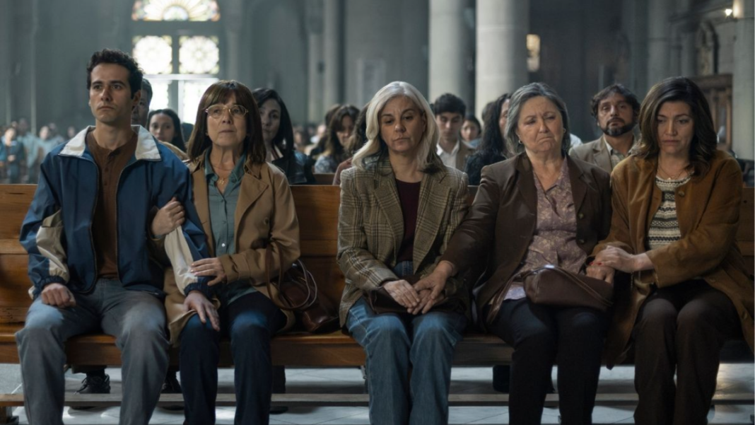 Ilustración de pantalla con logos de series de Netflix en un living